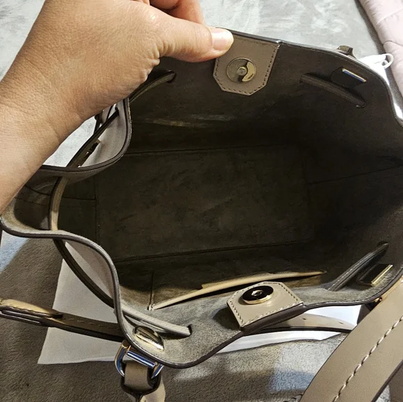 Like New Beautiful Michael Kors - Picture 5 of 5